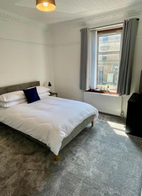 Large 2 Bed Near Glasgow Airport Paisley Exterior photo